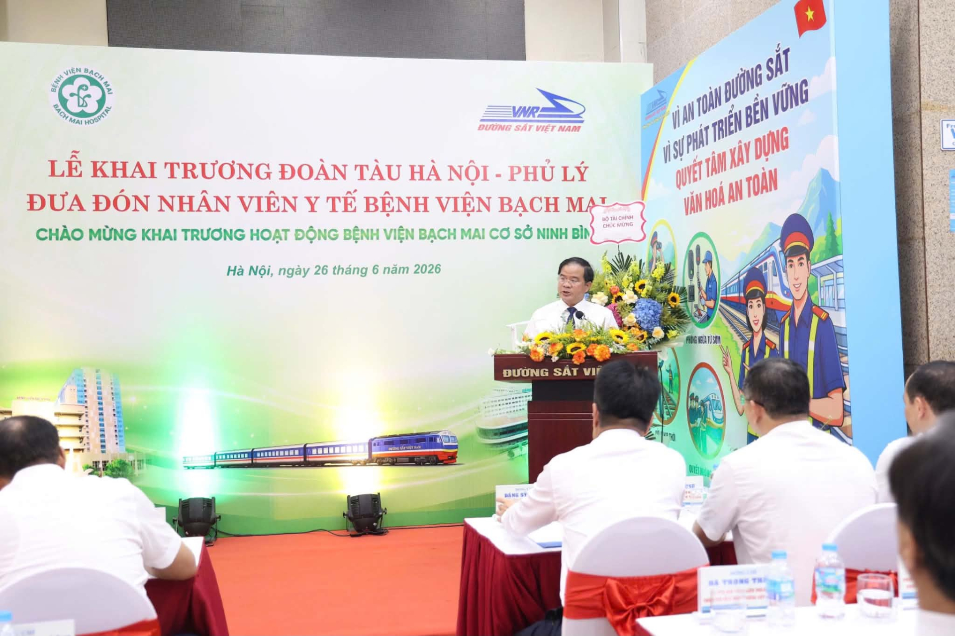 Đo&agrave;n t&agrave;u Bạch Mai mang y tế chất lượng cao đến người d&acirc;n - Ảnh 2.