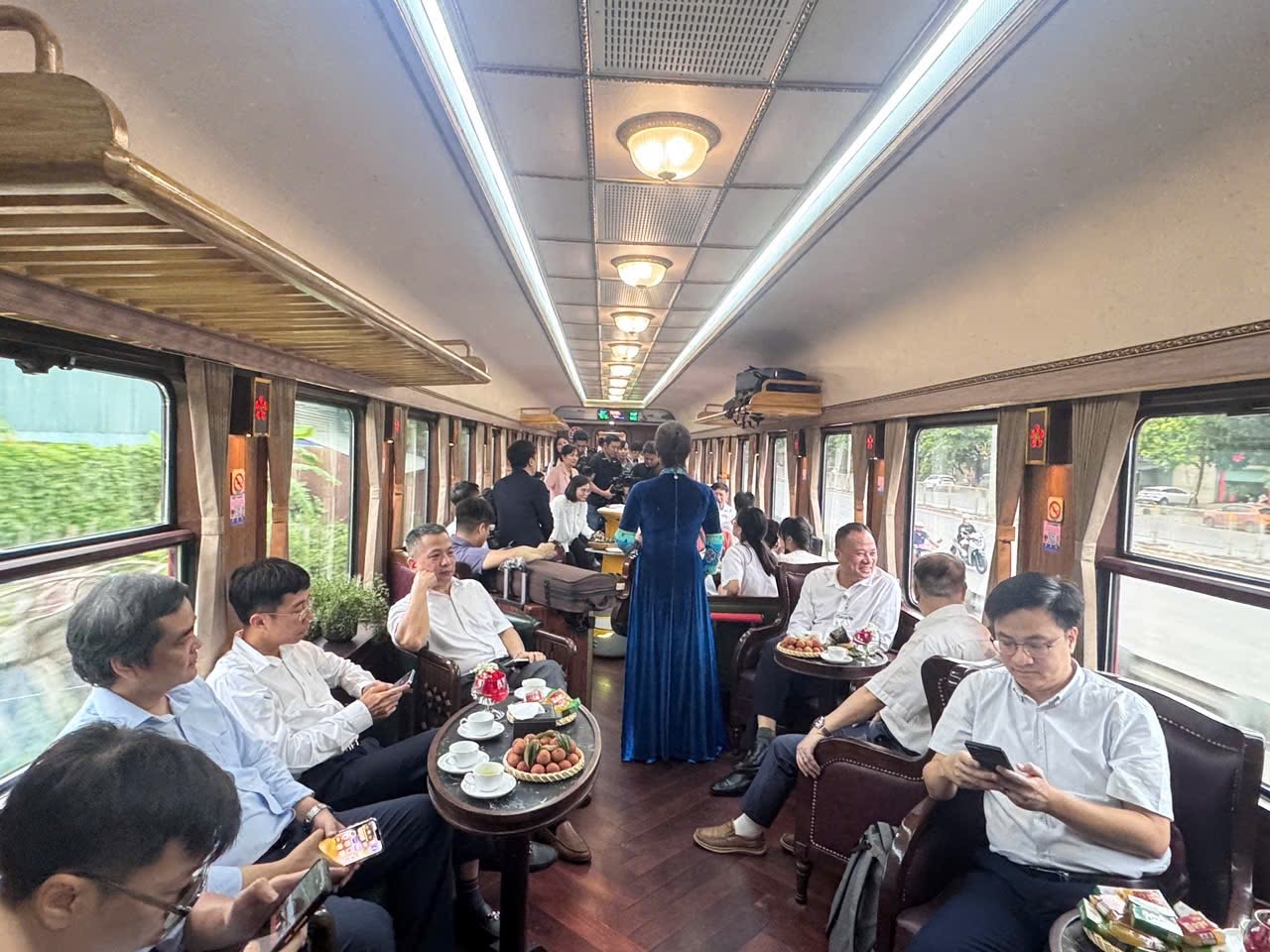 Đo&agrave;n t&agrave;u Bạch Mai mang y tế chất lượng cao đến người d&acirc;n - Ảnh 7.