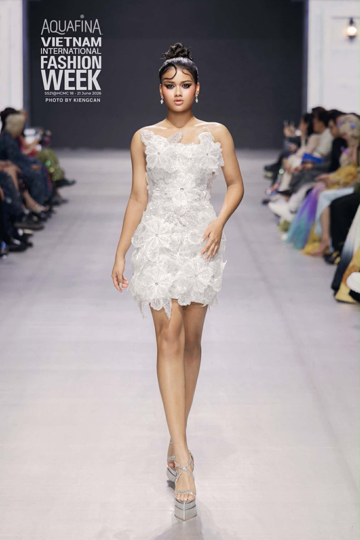 Laisha D.A.M. tỏa s&aacute;ng tại Vietnam International Fashion Week 2026: Hậu trường đầy cảm hứng - Ảnh 3.