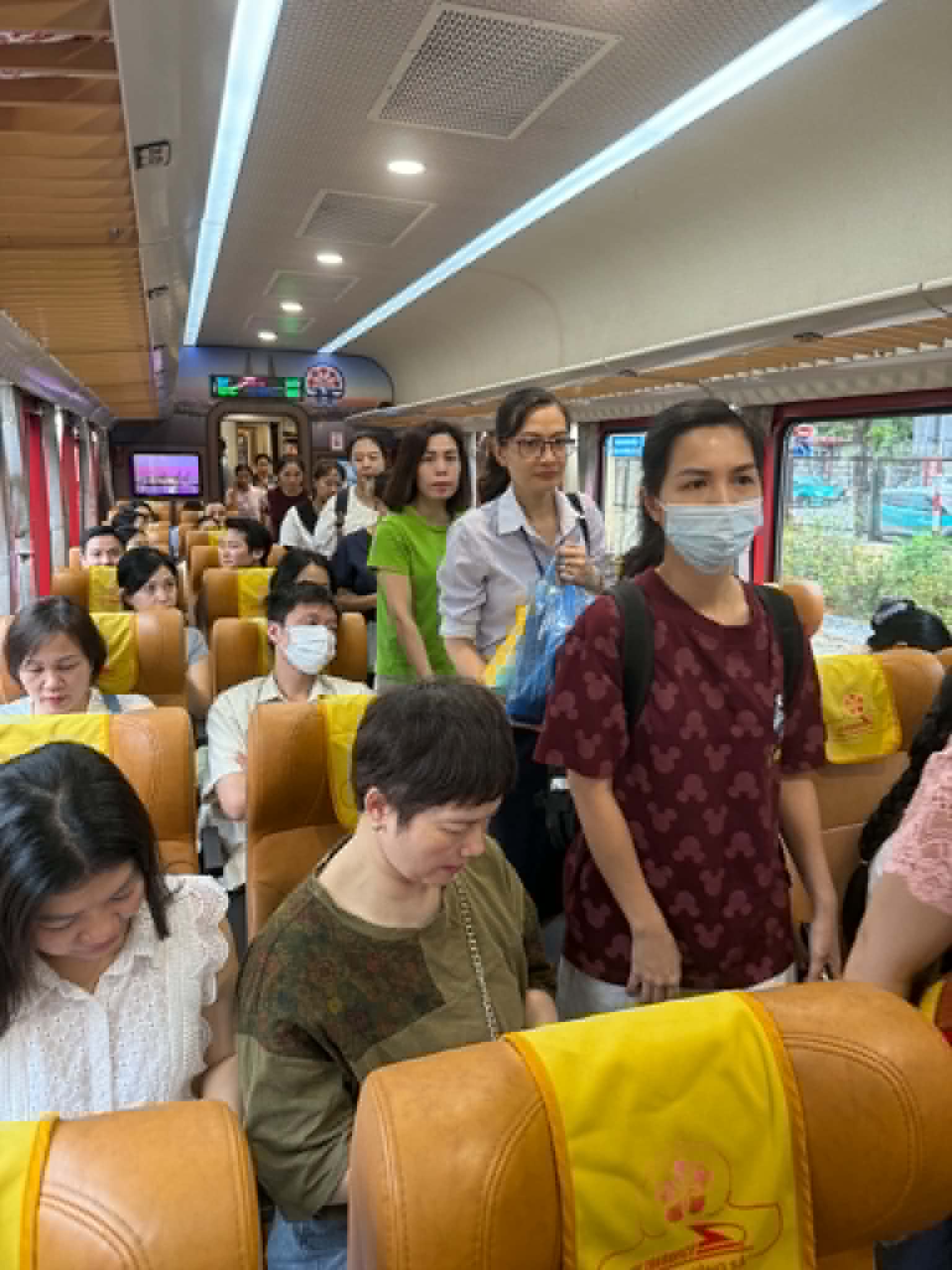 Đo&agrave;n t&agrave;u Bạch Mai mang y tế chất lượng cao đến người d&acirc;n - Ảnh 10.
