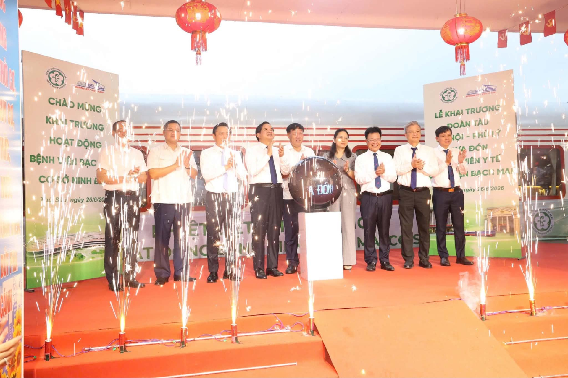Đo&agrave;n t&agrave;u Bạch Mai mang y tế chất lượng cao đến người d&acirc;n - Ảnh 1.