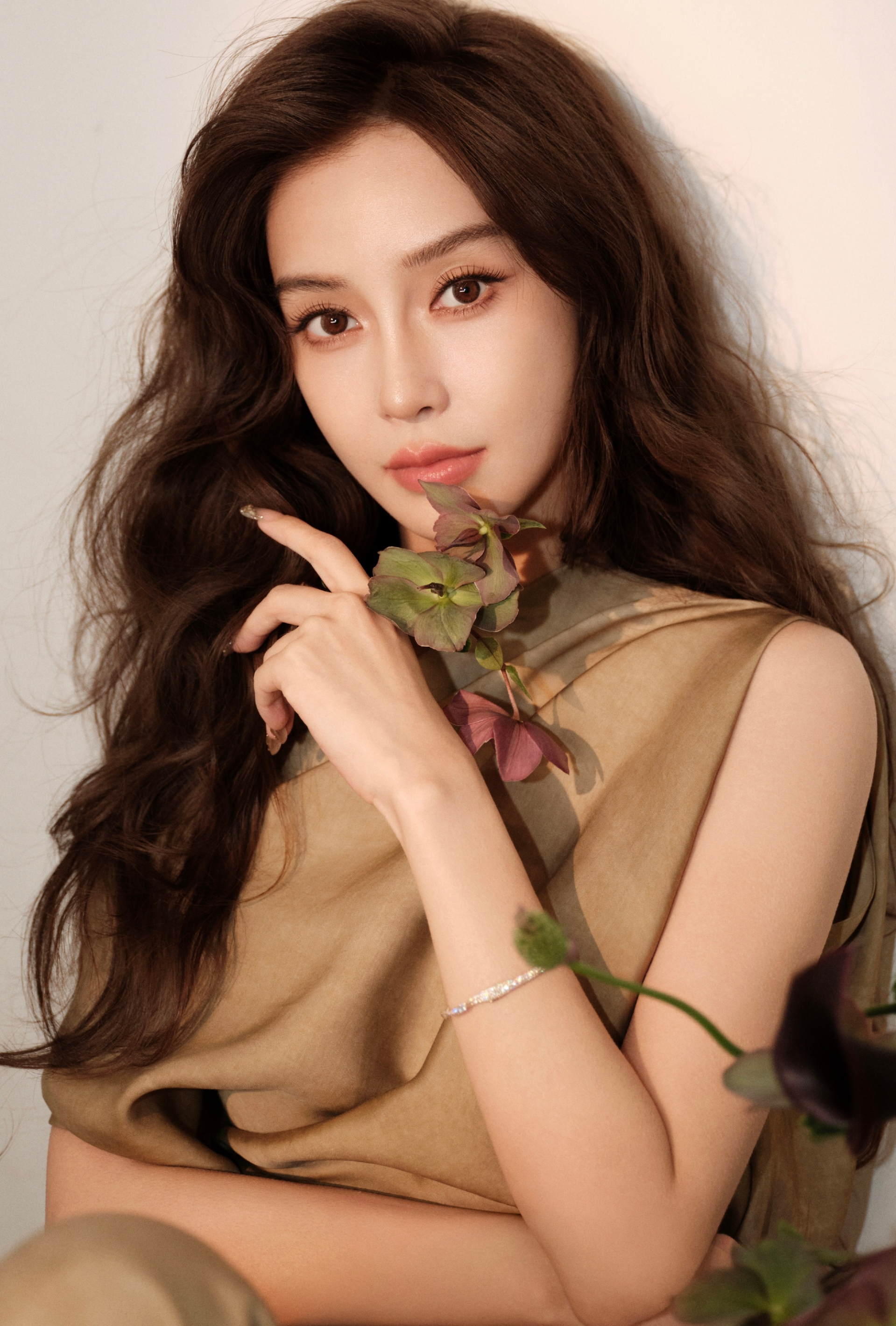 Angelababy bị vu khống đ&aacute;nh bạc v&agrave; ngọai t&igrave;nh: Sự thật đằng Sau vụ l&ugrave;m x&ugrave;m 2026 - Ảnh 4.