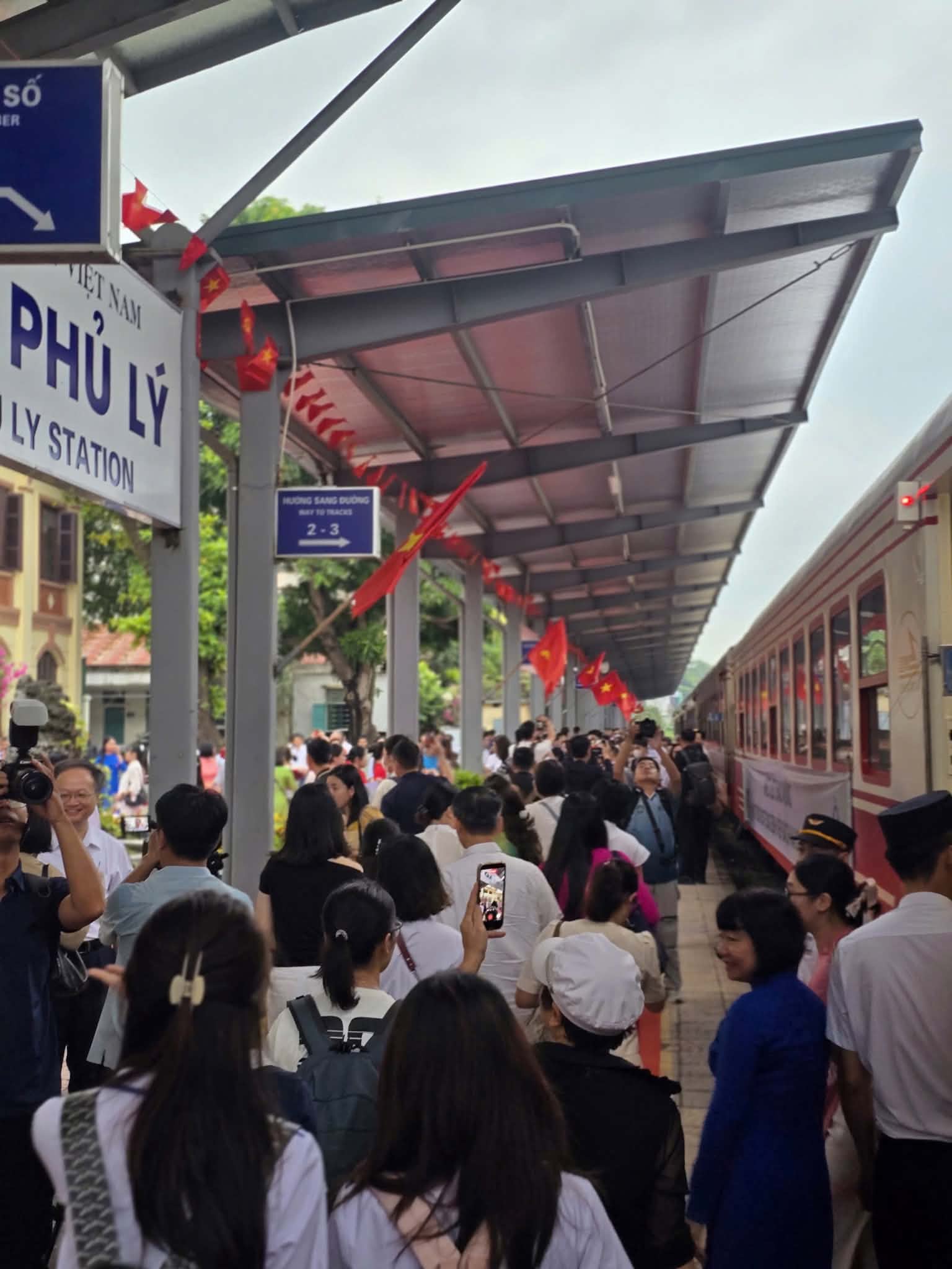 Đo&agrave;n t&agrave;u Bạch Mai mang y tế chất lượng cao đến người d&acirc;n - Ảnh 4.