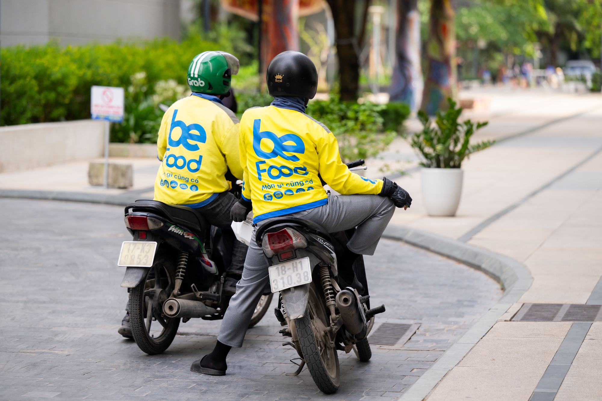 Chờ em ch&uacute;t v&agrave; &aacute;p lực nghề shipper giữa nắng n&oacute;ng 40 độ C ở H&agrave; Nội - Ảnh 8.