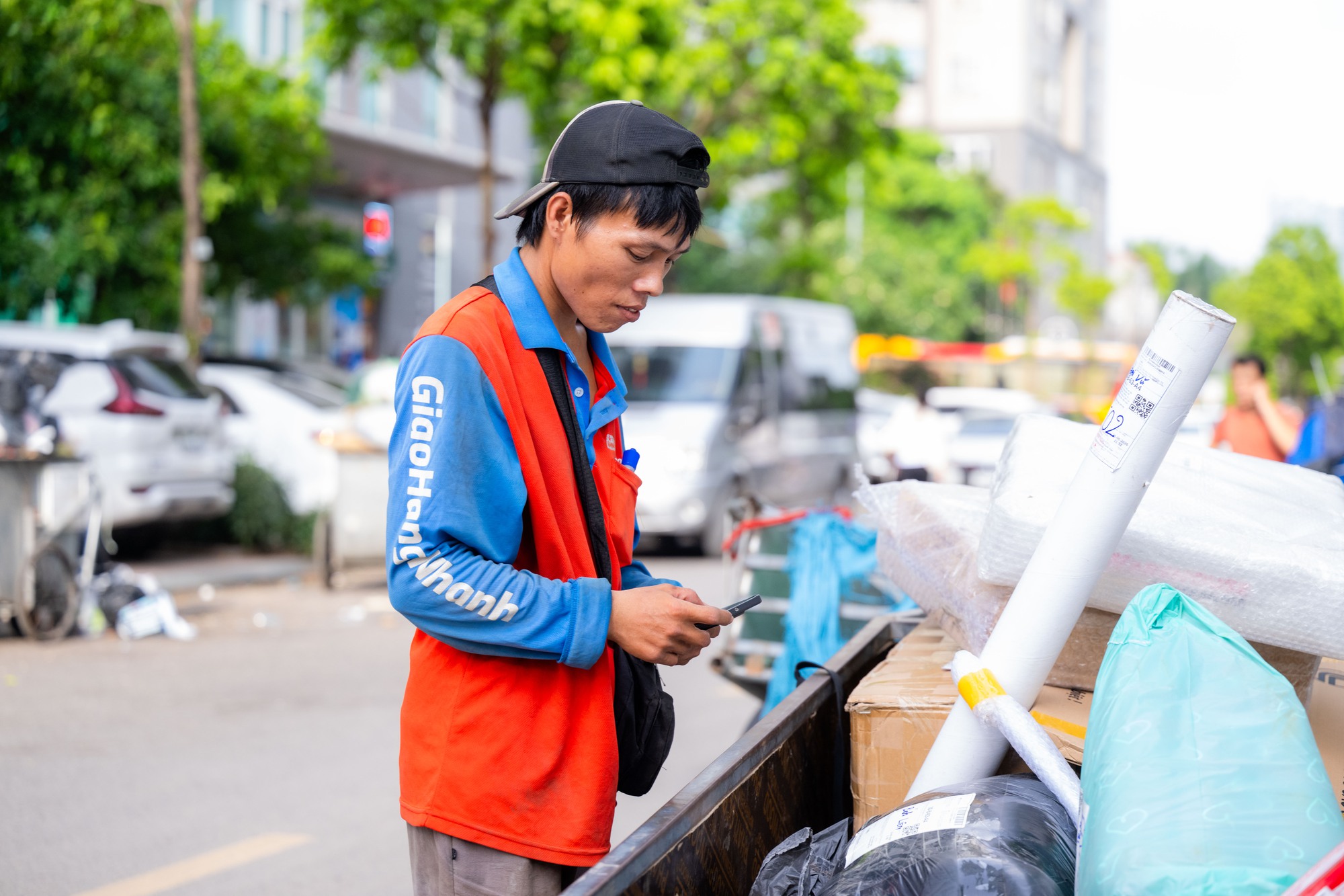 Chờ em ch&uacute;t v&agrave; &aacute;p lực nghề shipper giữa nắng n&oacute;ng 40 độ C ở H&agrave; Nội - Ảnh 4.