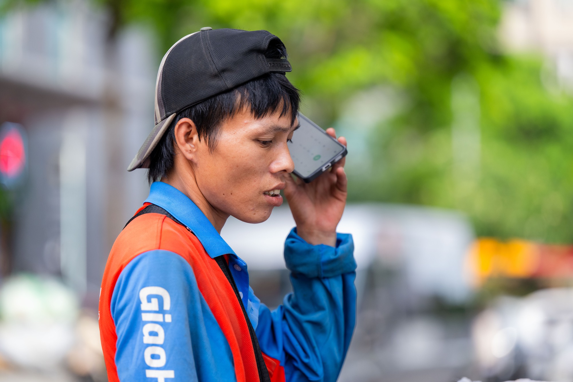Chờ em ch&uacute;t v&agrave; &aacute;p lực nghề shipper giữa nắng n&oacute;ng 40 độ C ở H&agrave; Nội - Ảnh 1.