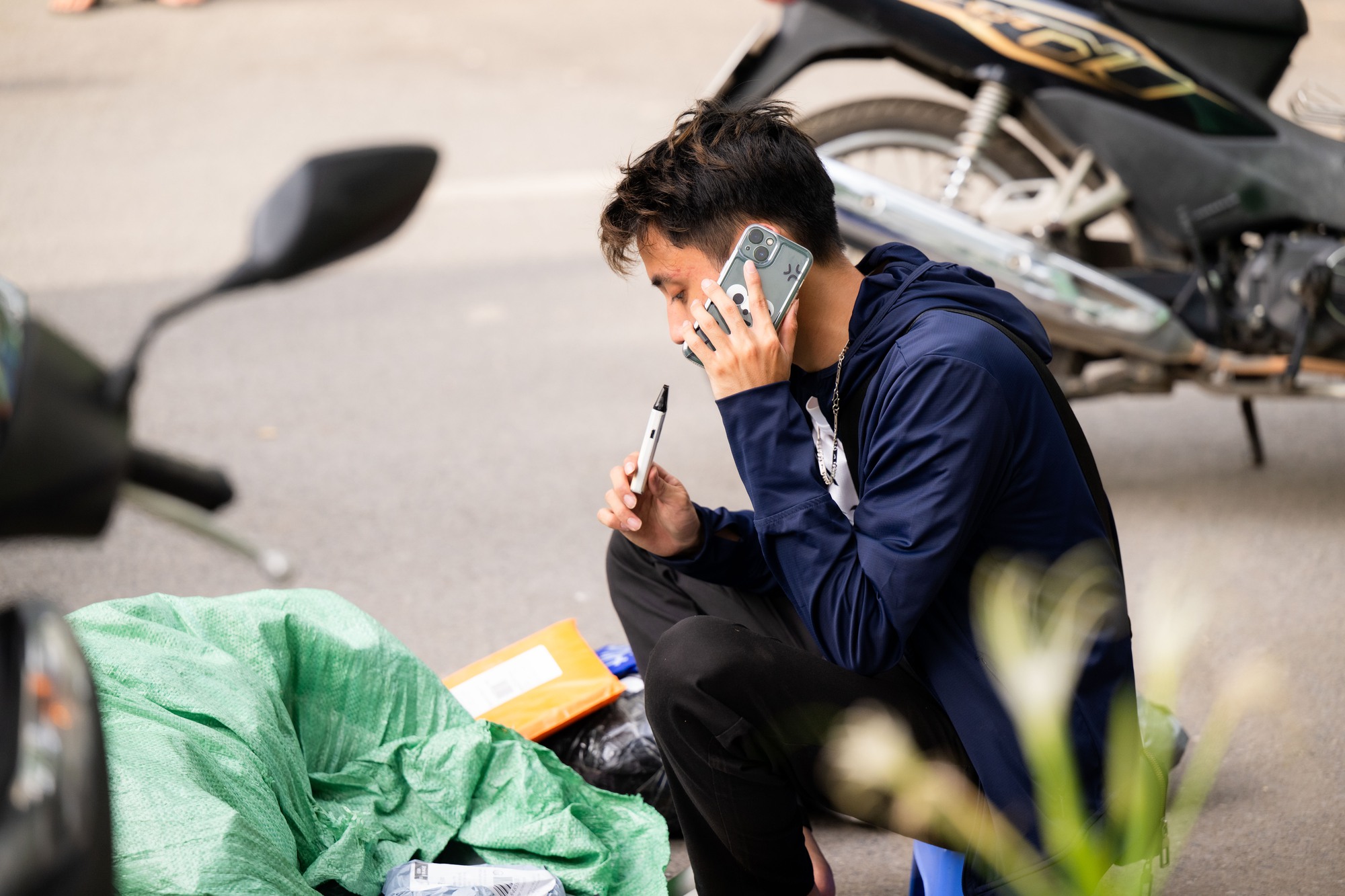Chờ em ch&uacute;t v&agrave; &aacute;p lực nghề shipper giữa nắng n&oacute;ng 40 độ C ở H&agrave; Nội - Ảnh 7.