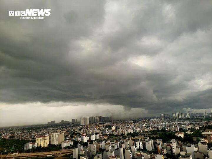 Mưa d&ocirc;ng H&agrave; Nội giờ cao điểm ng&agrave;y 26 / 6 cảnh b&aacute;o lốc , s&eacute;t v&agrave; mưa đ&aacute; - Ảnh 1.