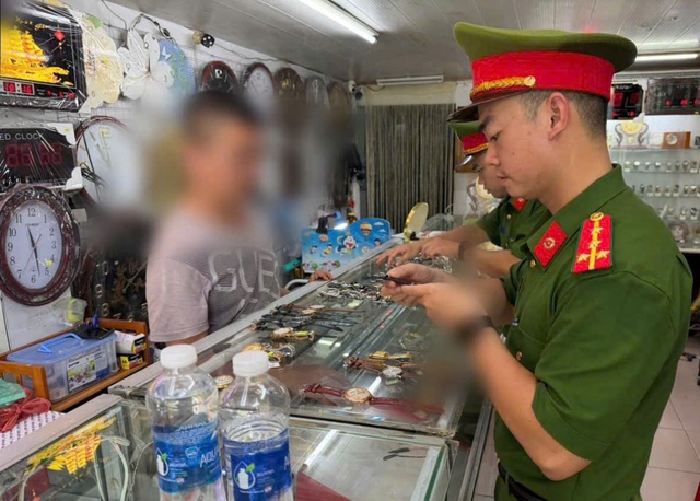 C&ocirc;ng an kiểm tra h&agrave;ng loạt cửa h&agrave;ng đồng hồ Tại Đ&agrave; Nẵng , ph&aacute;t hiện h&agrave;ng giả - Ảnh 1.