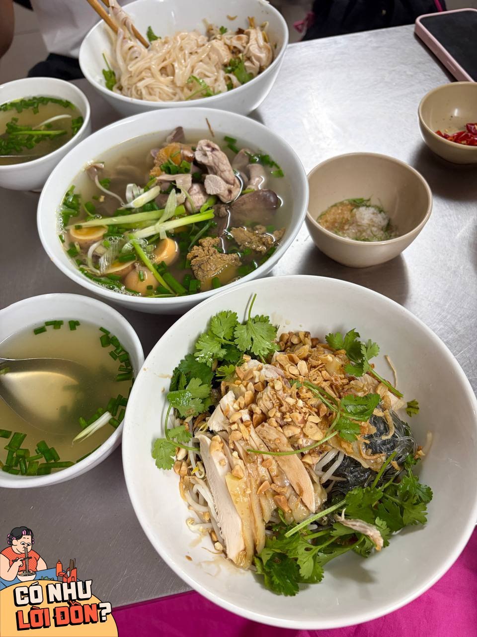 Phở g&agrave; H&agrave;ng H&ograve;m kh&ocirc;ng cần c&uacute;p Michelin vẫn thu h&uacute;t thực kh&aacute;ch đ&ocirc;ng đ&uacute;c mỗi ng&agrave;y - Ảnh 4.