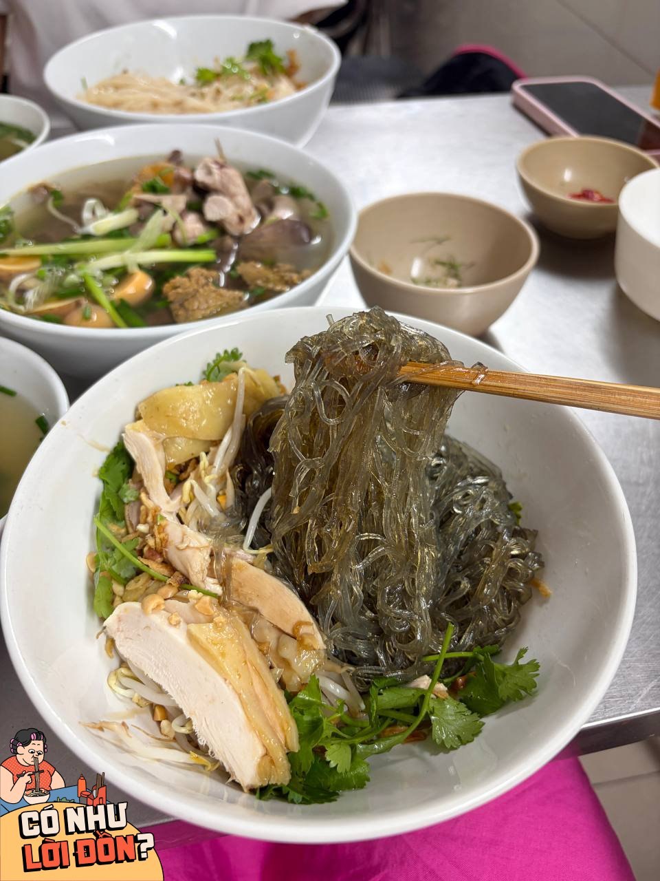 Phở g&agrave; H&agrave;ng H&ograve;m kh&ocirc;ng cần c&uacute;p Michelin vẫn thu h&uacute;t thực kh&aacute;ch đ&ocirc;ng đ&uacute;c mỗi ng&agrave;y - Ảnh 13.