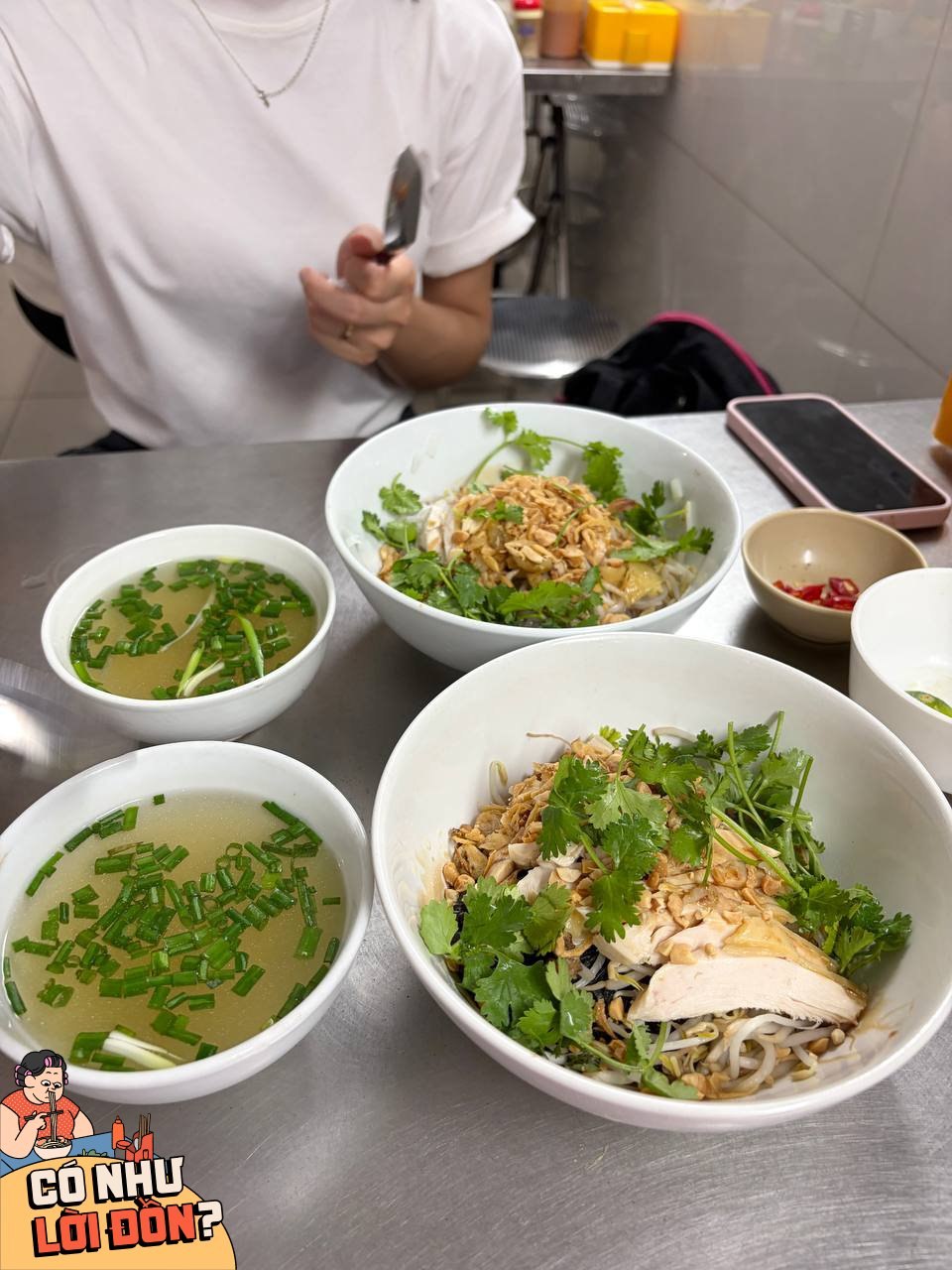 Phở g&agrave; H&agrave;ng H&ograve;m kh&ocirc;ng cần c&uacute;p Michelin vẫn thu h&uacute;t thực kh&aacute;ch đ&ocirc;ng đ&uacute;c mỗi ng&agrave;y - Ảnh 20.