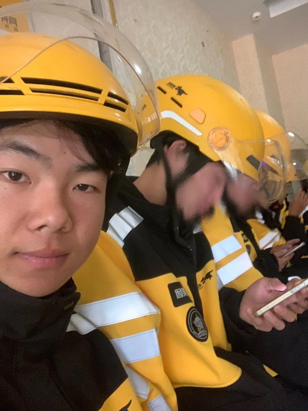 Shipper Jin Xiaowu qua đời khi cứu người: Nguyện vọng cuối đầy x&oacute;t xa - Ảnh 2.