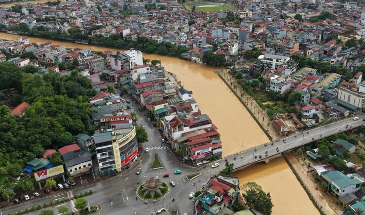 Nước s&ocirc;ng Bằng Giang r&uacute;t hơn 2m , Cao Bằng khắc phục hậu quả sau lũ 2026 - Ảnh 1.