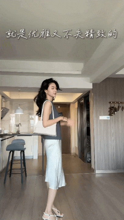 Chỉ cần một chiếc &aacute;o ghi l&ecirc; lửng, bạn đ&atilde; c&oacute; ngay 3 c&ocirc;ng thức mặc đẹp chuẩn qu&yacute; c&ocirc; Ph&aacute;p- Ảnh 1.