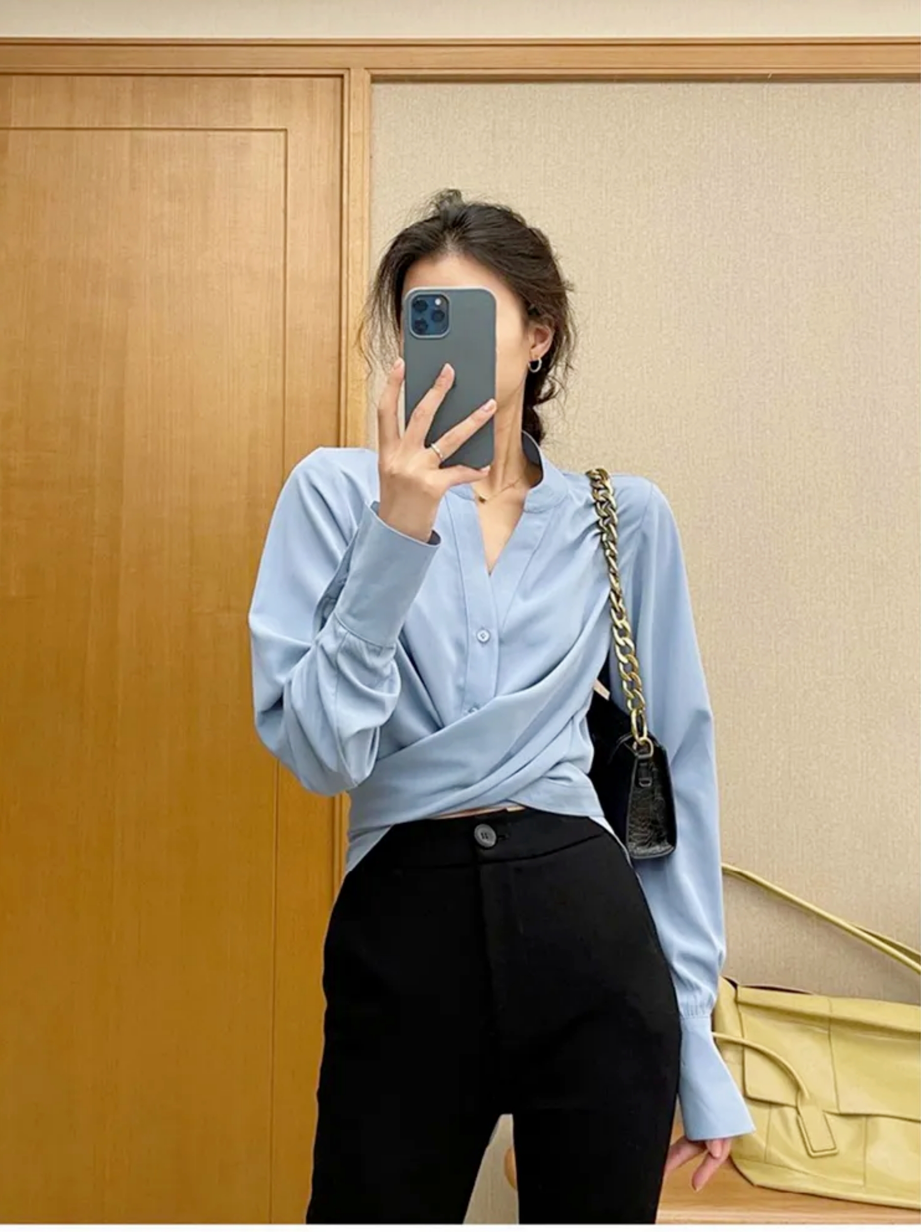 Tủ đồ đ&atilde; c&oacute; v&agrave;i chiếc nhưng năm nay t&ocirc;i vẫn sắm th&ecirc;m &aacute;o sơ mi xanh: Quả thực diện kiểu g&igrave; cũng sang, cũng m&aacute;t lại nịnh d&aacute;ng t&ocirc;n da- Ảnh 21.