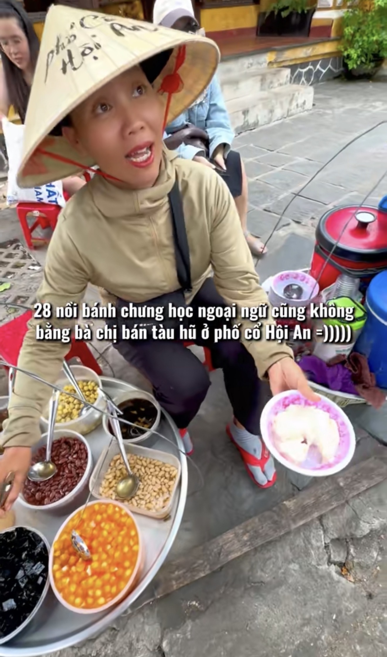 Chị g&aacute;i b&aacute;n t&agrave;u hũ Hội An n&oacute;i 5 thứ tiếng khiến giới trẻ phải suy nghĩ lại - Ảnh 1.