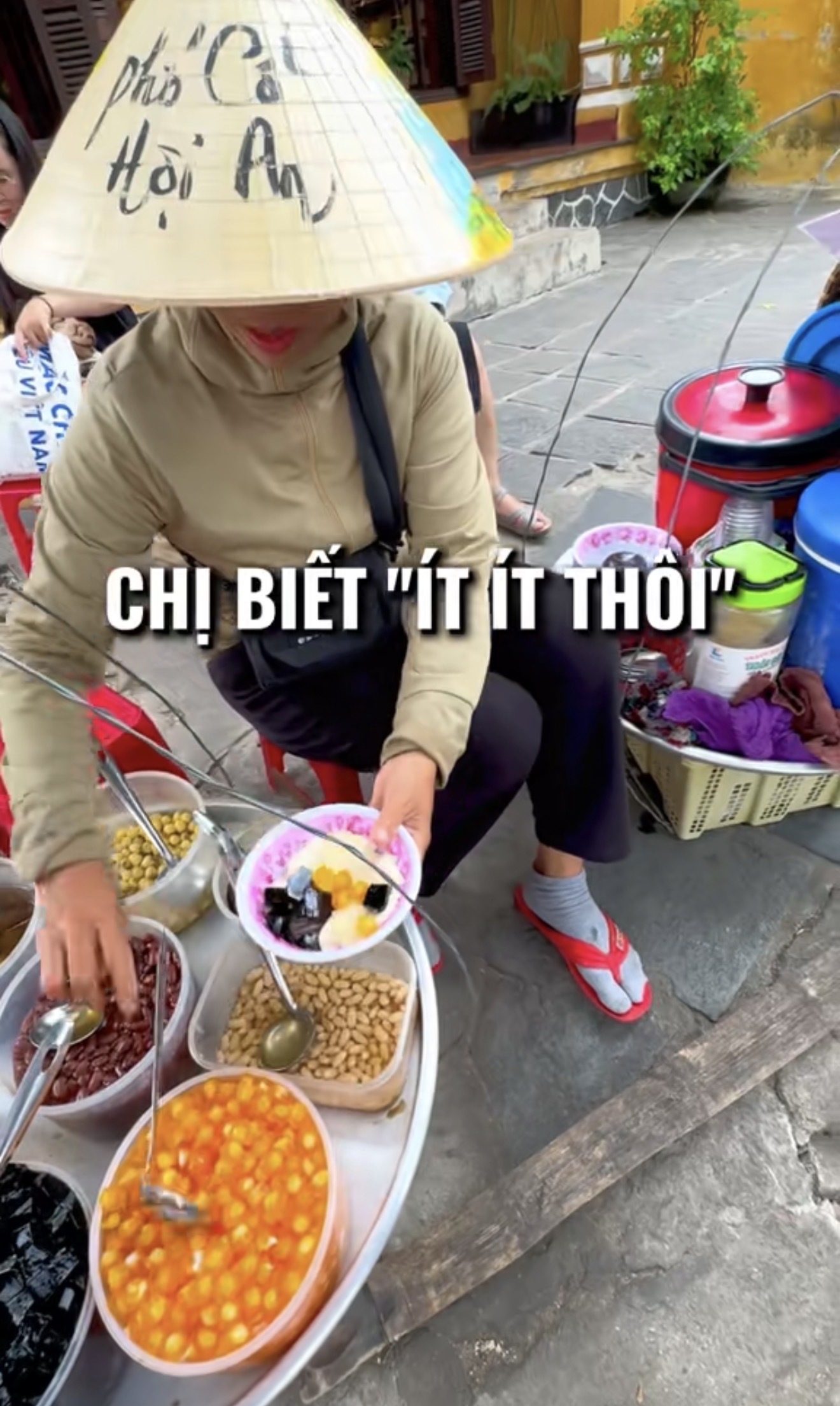 Chị g&aacute;i b&aacute;n t&agrave;u hũ Hội An n&oacute;i 5 thứ tiếng khiến giới trẻ phải suy nghĩ lại - Ảnh 2.