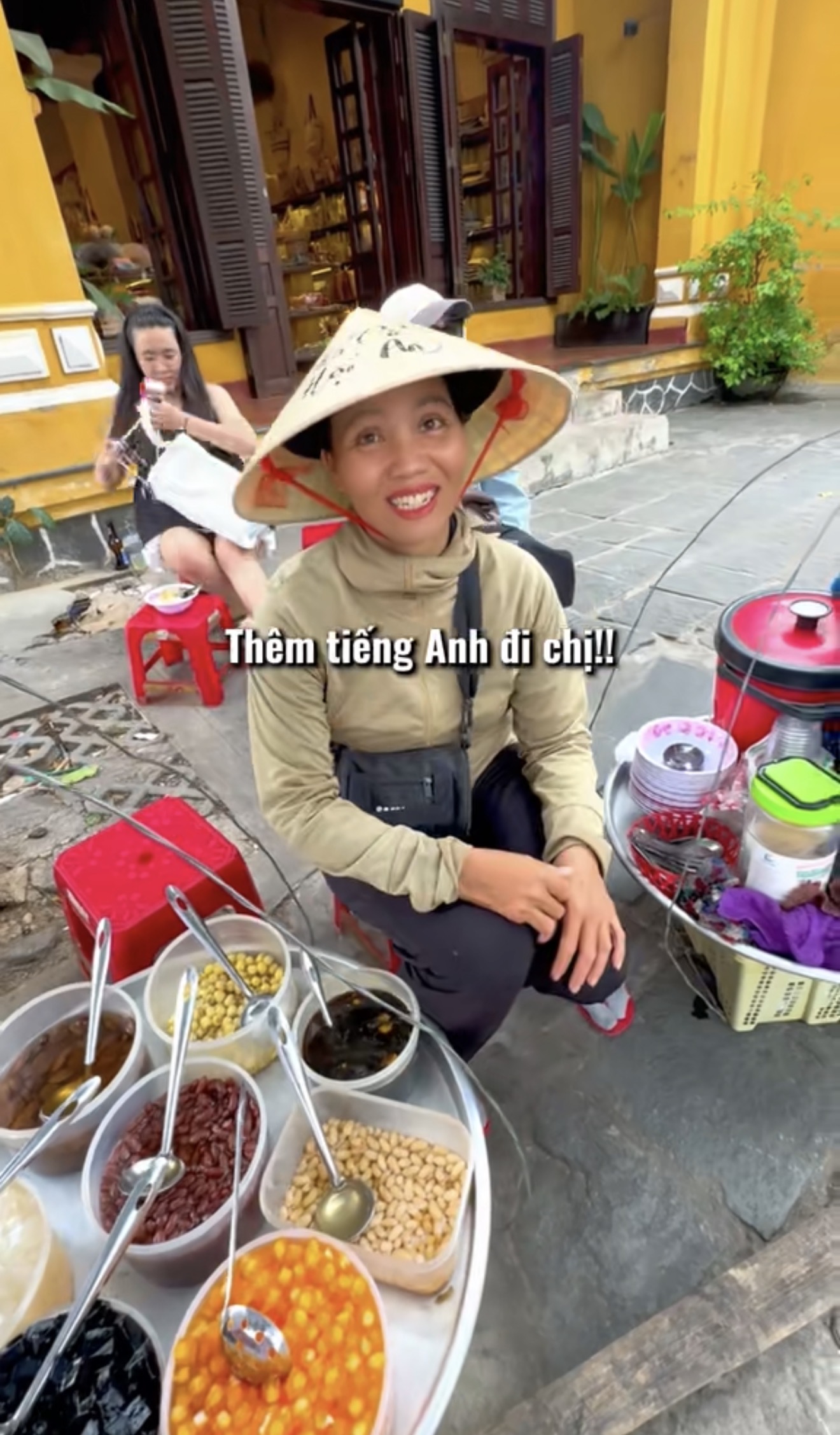 Chị g&aacute;i b&aacute;n t&agrave;u hũ Hội An n&oacute;i 5 thứ tiếng khiến giới trẻ phải suy nghĩ lại - Ảnh 4.