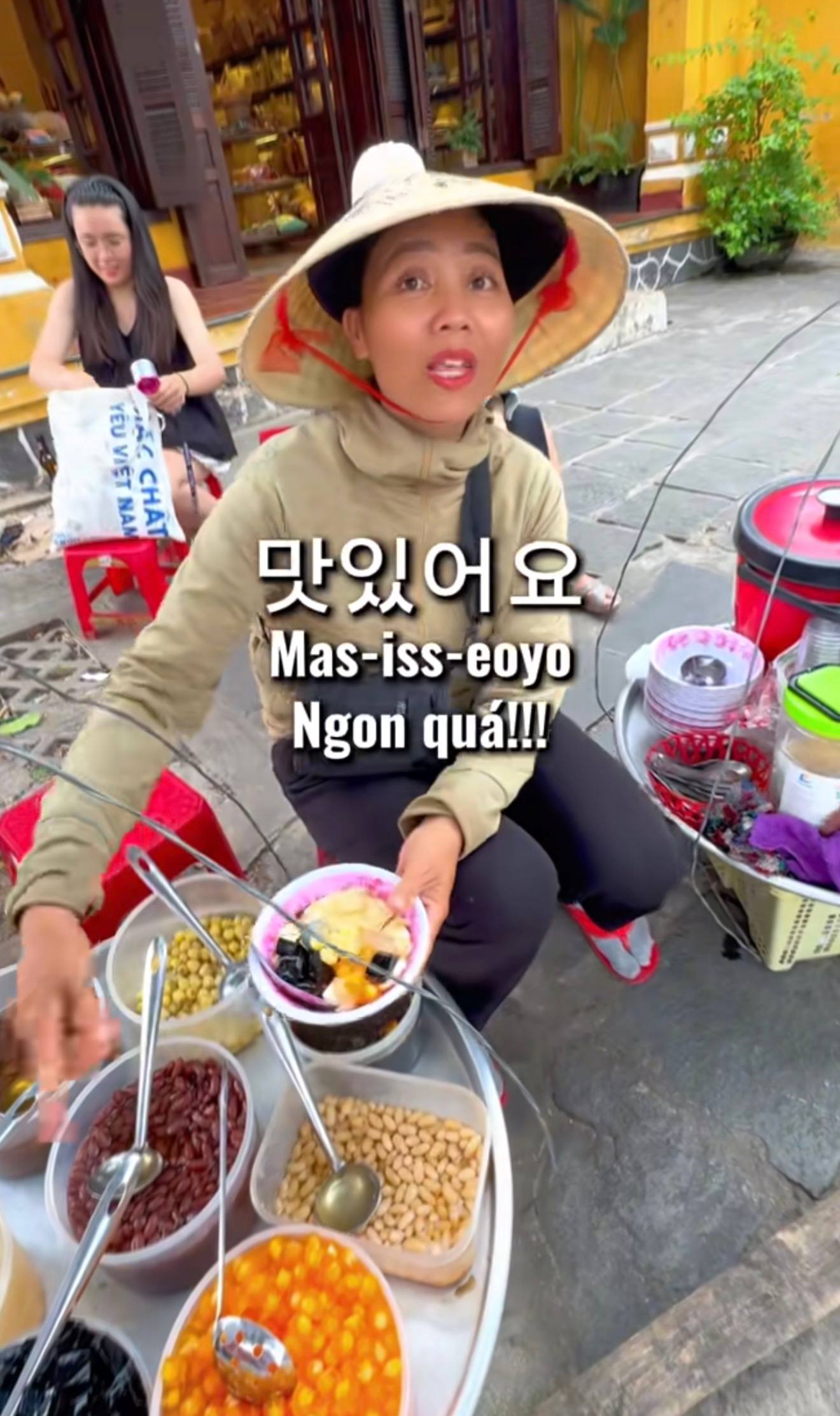 Chị g&aacute;i b&aacute;n t&agrave;u hũ Hội An n&oacute;i 5 thứ tiếng khiến giới trẻ phải suy nghĩ lại - Ảnh 5.