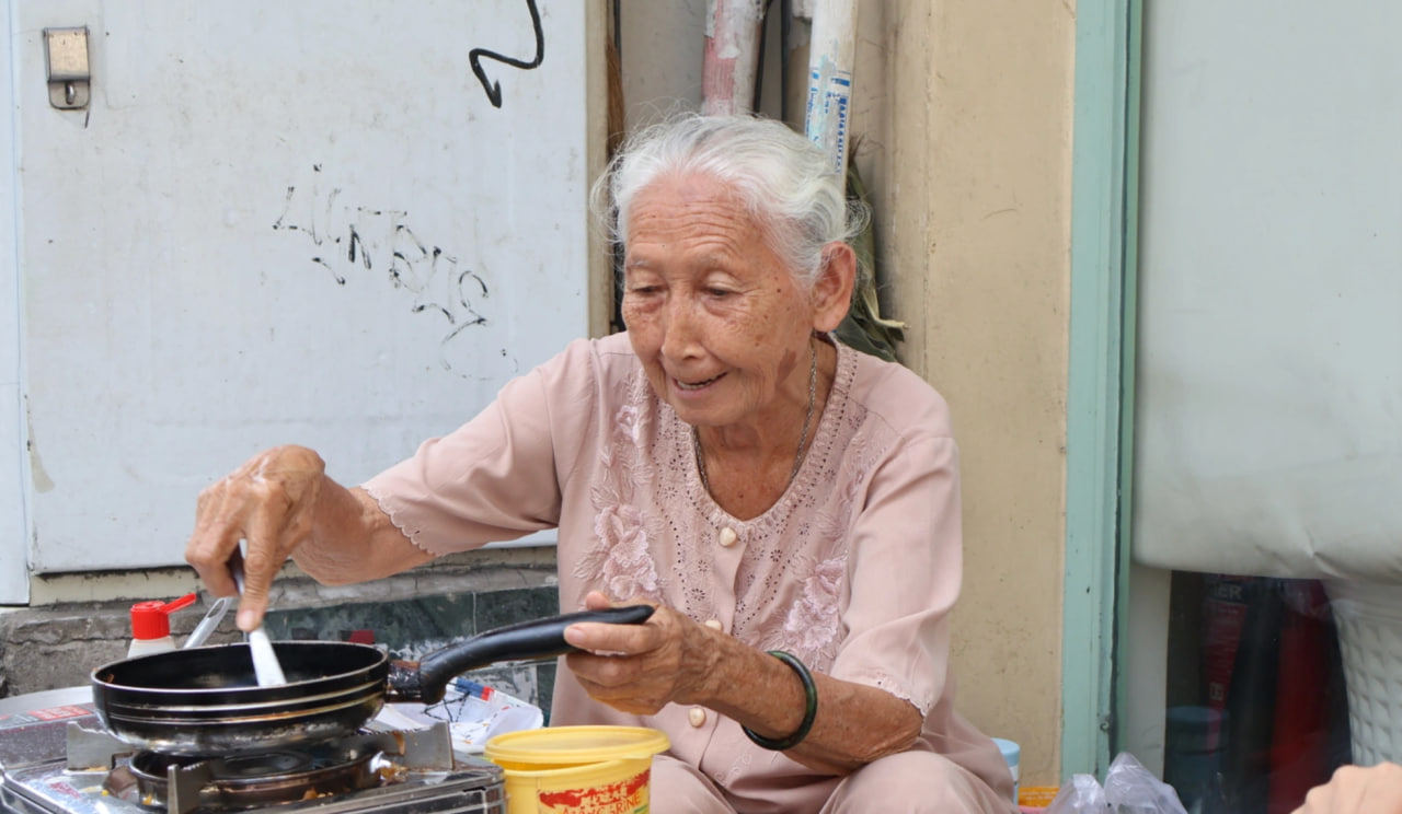 Chị g&aacute;i b&aacute;n t&agrave;u hũ Hội An n&oacute;i 5 thứ tiếng khiến giới trẻ phải suy nghĩ lại - Ảnh 7.