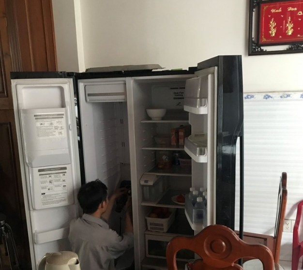 Tủ lạnh k&ecirc;u ro ro cả tuần, t&ocirc;i gọi thợ đến sửa rồi lặng điếng người với thứ m&agrave; anh ấy nhặt b&ecirc;n dưới l&ecirc;n- Ảnh 1.