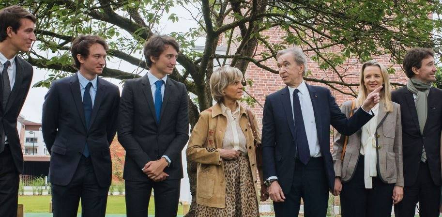 Cuộc sống 5 cậu ấm c&ocirc; chi&ecirc;u nh&agrave; tỷ ph&uacute; Bernard Arnault v&agrave; b&iacute; quyết kế nghiệp - Ảnh 1.