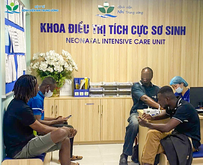 25 người hiến máu, chạy đua với thời gian mới cứu sống được bé sơ sinh người Ghana mắc bệnh tan máu cực hiếm - Ảnh 3.