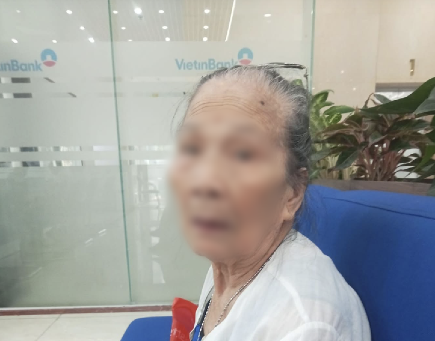 Cụ b&agrave; 97 tuổi ở H&agrave; Nội chờ trợ cấp: Nỗi khổ sau s&aacute;p nhập phường - Ảnh 1.