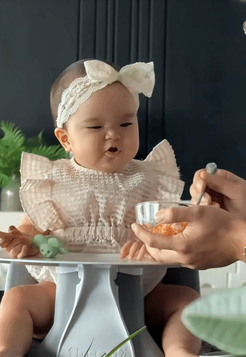 B&eacute; Gạo ăn hết chiếc pizza ba Huy l&agrave;m, độ h&aacute;u ăn đ&atilde; l&agrave; "thương hiệu", nhưng c&aacute;ch b&eacute; tập trung ăn uống mới l&agrave; điều khiến hội mẹ bỉm xu&yacute;t xoa- Ảnh 14.