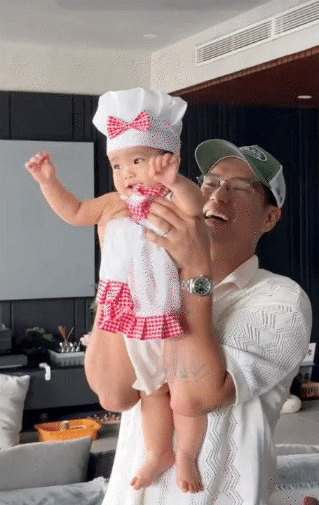 B&eacute; Gạo ăn hết chiếc pizza ba Huy l&agrave;m, độ h&aacute;u ăn đ&atilde; l&agrave; "thương hiệu", nhưng c&aacute;ch b&eacute; tập trung ăn uống mới l&agrave; điều khiến hội mẹ bỉm xu&yacute;t xoa- Ảnh 5.