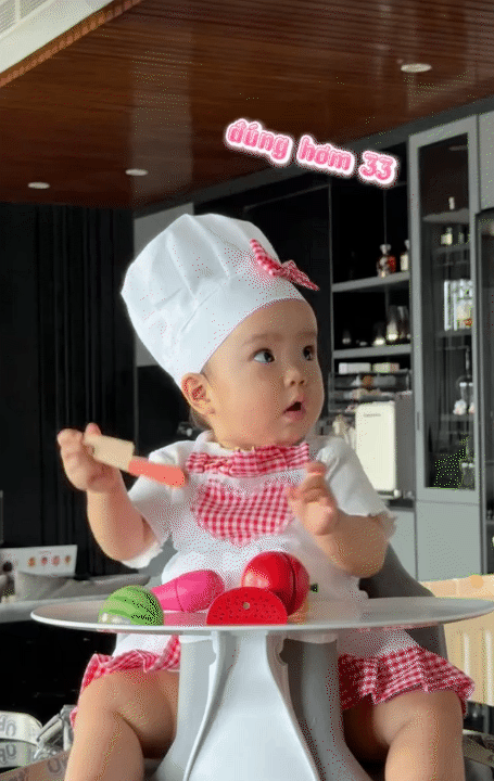 B&eacute; Gạo ăn hết chiếc pizza ba Huy l&agrave;m, độ h&aacute;u ăn đ&atilde; l&agrave; "thương hiệu", nhưng c&aacute;ch b&eacute; tập trung ăn uống mới l&agrave; điều khiến hội mẹ bỉm xu&yacute;t xoa- Ảnh 6.