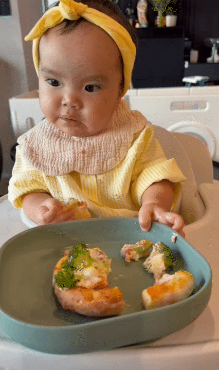 B&eacute; Gạo ăn hết chiếc pizza ba Huy l&agrave;m, độ h&aacute;u ăn đ&atilde; l&agrave; "thương hiệu", nhưng c&aacute;ch b&eacute; tập trung ăn uống mới l&agrave; điều khiến hội mẹ bỉm xu&yacute;t xoa- Ảnh 1.