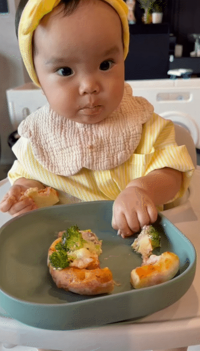 B&eacute; Gạo ăn hết chiếc pizza ba Huy l&agrave;m, độ h&aacute;u ăn đ&atilde; l&agrave; "thương hiệu", nhưng c&aacute;ch b&eacute; tập trung ăn uống mới l&agrave; điều khiến hội mẹ bỉm xu&yacute;t xoa- Ảnh 2.