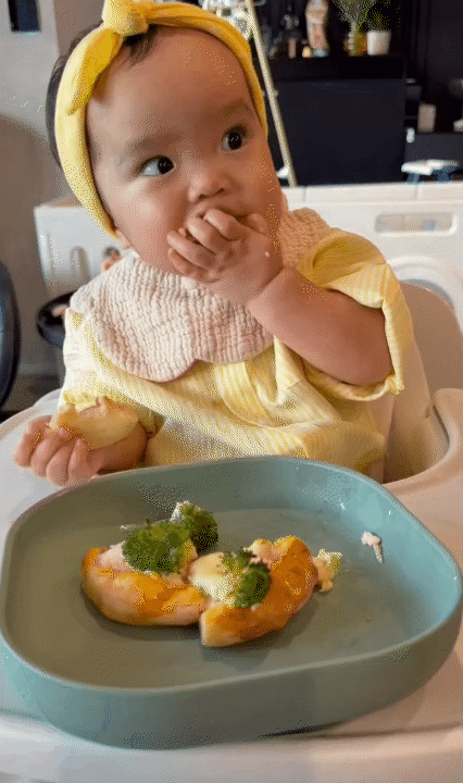 B&eacute; Gạo ăn hết chiếc pizza ba Huy l&agrave;m, độ h&aacute;u ăn đ&atilde; l&agrave; "thương hiệu", nhưng c&aacute;ch b&eacute; tập trung ăn uống mới l&agrave; điều khiến hội mẹ bỉm xu&yacute;t xoa- Ảnh 3.