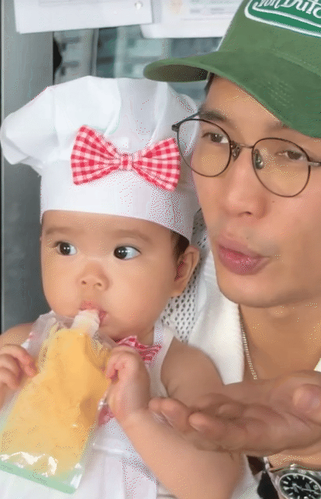 B&eacute; Gạo ăn hết chiếc pizza ba Huy l&agrave;m, độ h&aacute;u ăn đ&atilde; l&agrave; "thương hiệu", nhưng c&aacute;ch b&eacute; tập trung ăn uống mới l&agrave; điều khiến hội mẹ bỉm xu&yacute;t xoa- Ảnh 7.