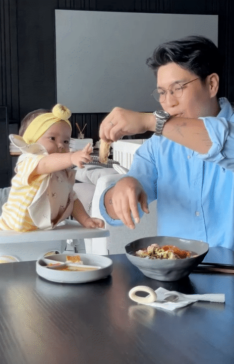 B&eacute; Gạo ăn hết chiếc pizza ba Huy l&agrave;m, độ h&aacute;u ăn đ&atilde; l&agrave; "thương hiệu", nhưng c&aacute;ch b&eacute; tập trung ăn uống mới l&agrave; điều khiến hội mẹ bỉm xu&yacute;t xoa- Ảnh 11.