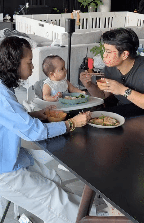 B&eacute; Gạo ăn hết chiếc pizza ba Huy l&agrave;m, độ h&aacute;u ăn đ&atilde; l&agrave; "thương hiệu", nhưng c&aacute;ch b&eacute; tập trung ăn uống mới l&agrave; điều khiến hội mẹ bỉm xu&yacute;t xoa- Ảnh 12.