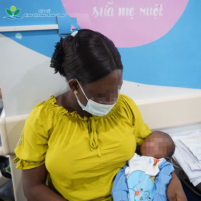 25 người hiến máu, chạy đua với thời gian mới cứu sống được bé sơ sinh người Ghana mắc bệnh tan máu cực hiếm - Ảnh 6.