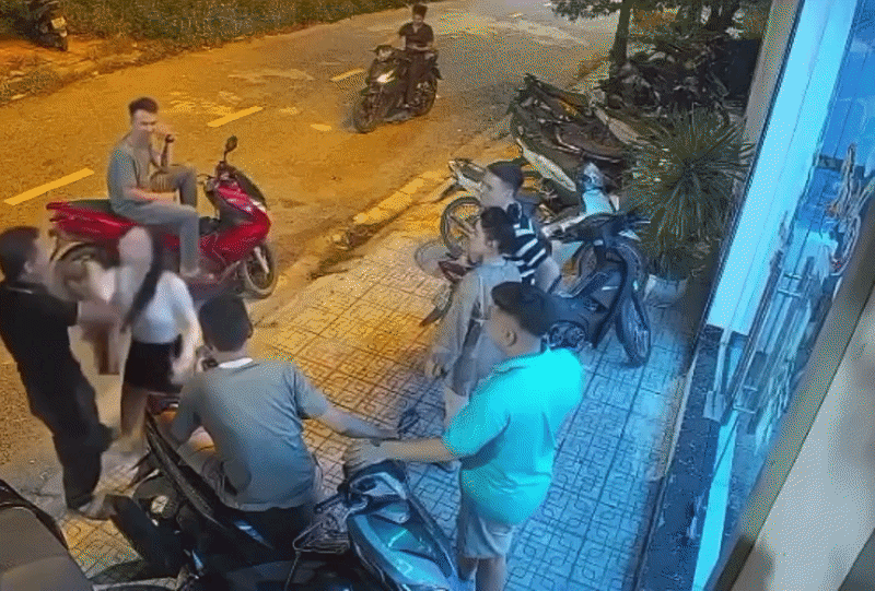 T&igrave;m ra người đ&agrave;n &ocirc;ng t&aacute;t c&ocirc; g&aacute;i trước qu&aacute;n karaoke sau khi tr&ecirc;u ghẹo nhưng bị phản ứng ở Ninh B&igrave;nh - Ảnh 2.