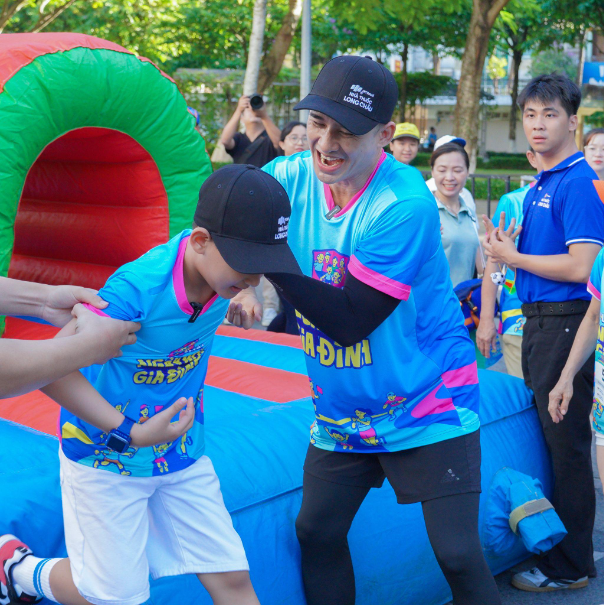 Hơn 2.000 th&agrave;nh vi&ecirc;n từ c&aacute;c gia đ&igrave;nh ba thế hệ c&ugrave;ng Trường Giang, Lương Thế Th&agrave;nh, L&ecirc; Phương khuấy động Ng&agrave;y hội gia đ&igrave;nh Long Ch&acirc;u - Ảnh 2.