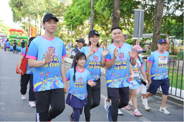 Hơn 2.000 th&agrave;nh vi&ecirc;n từ c&aacute;c gia đ&igrave;nh ba thế hệ c&ugrave;ng Trường Giang, Lương Thế Th&agrave;nh, L&ecirc; Phương khuấy động Ng&agrave;y hội gia đ&igrave;nh Long Ch&acirc;u - Ảnh 3.