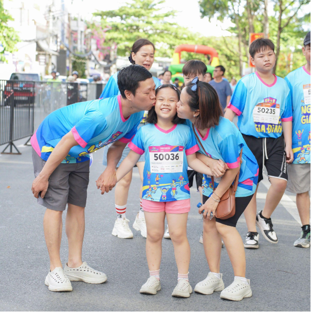 Hơn 2.000 th&agrave;nh vi&ecirc;n từ c&aacute;c gia đ&igrave;nh ba thế hệ c&ugrave;ng Trường Giang, Lương Thế Th&agrave;nh, L&ecirc; Phương khuấy động Ng&agrave;y hội gia đ&igrave;nh Long Ch&acirc;u - Ảnh 8.