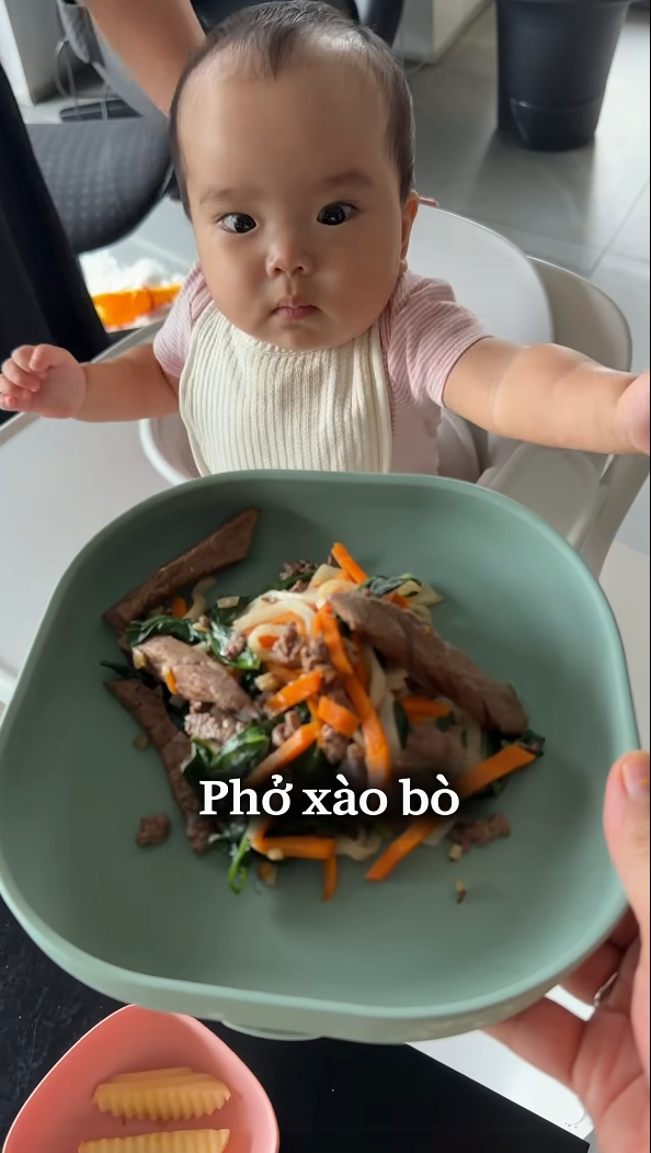 B&eacute; Gạo ăn hết chiếc pizza ba Huy l&agrave;m, độ h&aacute;u ăn đ&atilde; l&agrave; "thương hiệu", nhưng c&aacute;ch b&eacute; tập trung ăn uống mới l&agrave; điều khiến hội mẹ bỉm xu&yacute;t xoa- Ảnh 10.