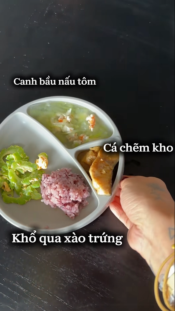 B&eacute; Gạo ăn hết chiếc pizza ba Huy l&agrave;m, độ h&aacute;u ăn đ&atilde; l&agrave; "thương hiệu", nhưng c&aacute;ch b&eacute; tập trung ăn uống mới l&agrave; điều khiến hội mẹ bỉm xu&yacute;t xoa- Ảnh 9.
