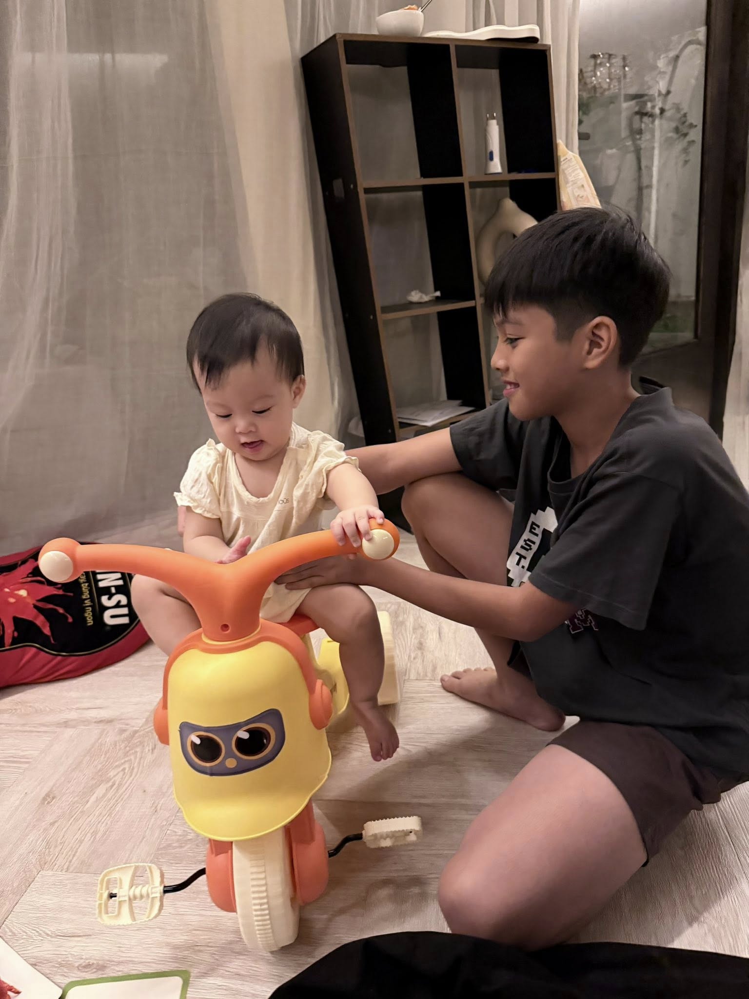 Mới chớm h&egrave; m&agrave; "khối nghỉ h&egrave;" đ&atilde; khiến ba mẹ ph&aacute;t hoảng, Quỳnh Lương t&aacute; hỏa khi con trai mang "b&eacute; Na" về nghịch- Ảnh 5.