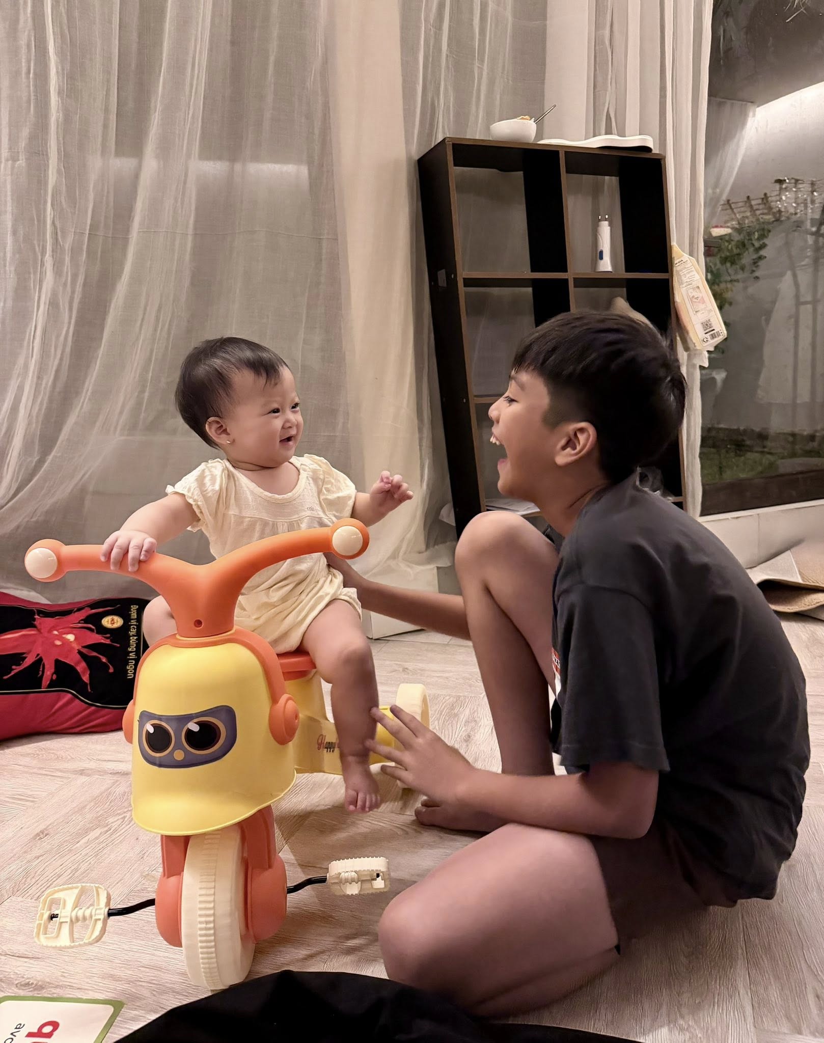 Mới chớm h&egrave; m&agrave; "khối nghỉ h&egrave;" đ&atilde; khiến ba mẹ ph&aacute;t hoảng, Quỳnh Lương t&aacute; hỏa khi con trai mang "b&eacute; Na" về nghịch- Ảnh 6.