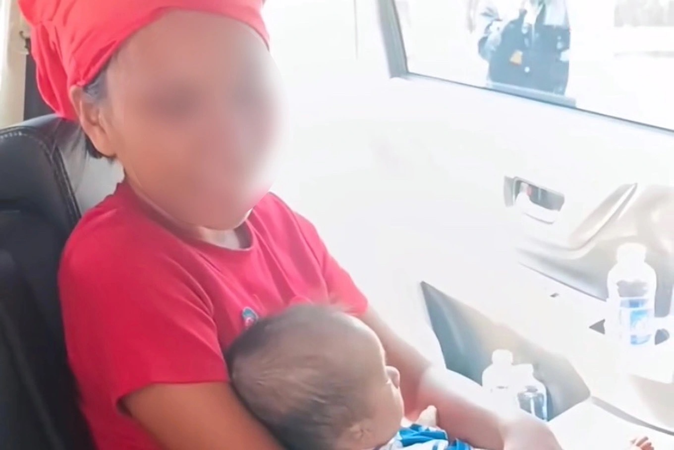 Diễn biến mới vụ người mẹ dắt 2 con nhỏ đi bộ giữa trời 40 độ - Ảnh 1.