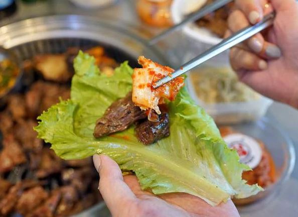 Ăn thịt nướng cuốn x&agrave; l&aacute;ch, b&eacute; trai 6 tuổi nổi đầy vết bầm t&iacute;m 