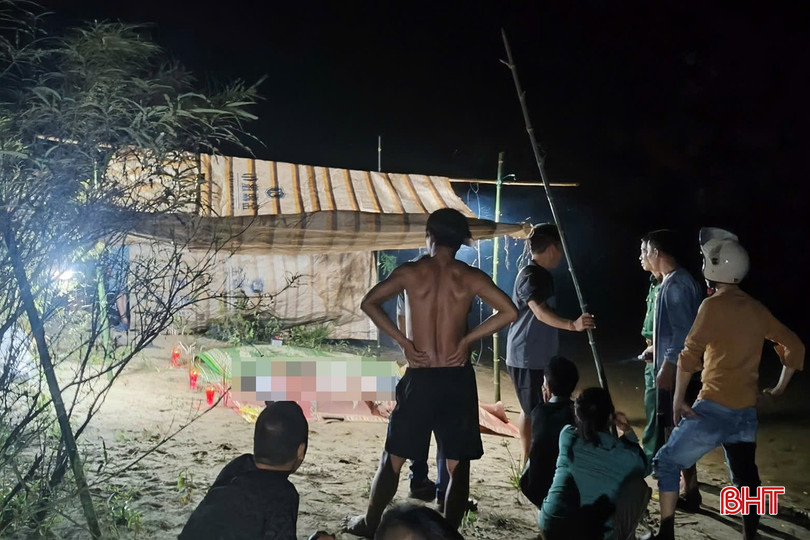 Vụ lật thuyền tr&ecirc;n s&ocirc;ng Ng&agrave;n Phố khiến 4 người trong gia đ&igrave;nh tử vong thương t&acirc;m tại H&agrave; Tĩnh - Ảnh 2.
